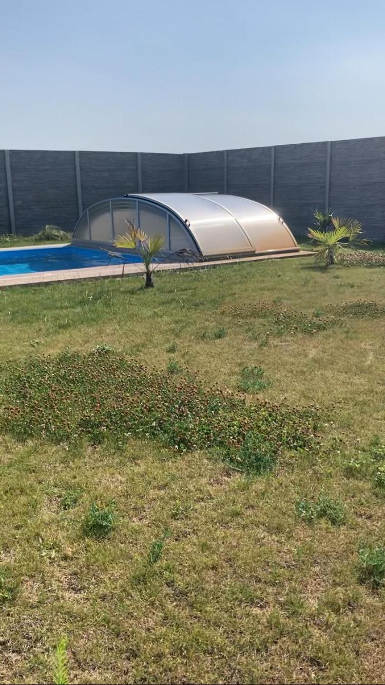 5 Izbovy Samostatny Stojaci Rodinny Dom S Podkrovim A Velkou Zahradou So Sezonnym Bazenom, Celorocnou Saunou A Virivkou-Momentalne Pokazena- Od Augusta Bude Nova Na Dovolenku A Oddych Topolniky Exterior photo