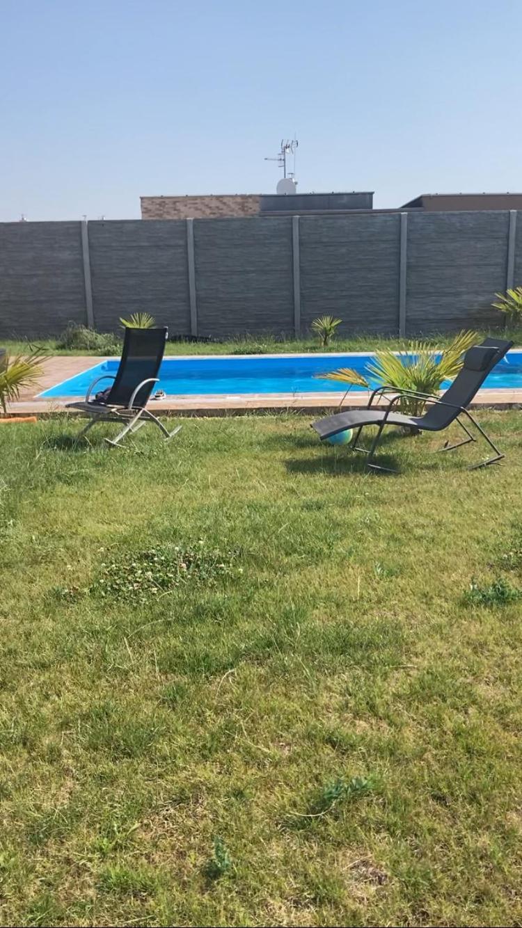 5 Izbovy Samostatny Stojaci Rodinny Dom S Podkrovim A Velkou Zahradou So Sezonnym Bazenom, Celorocnou Saunou A Virivkou-Momentalne Pokazena- Od Augusta Bude Nova Na Dovolenku A Oddych Topolniky Exterior photo